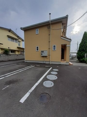 物件外観写真2　(駐車場完備です)