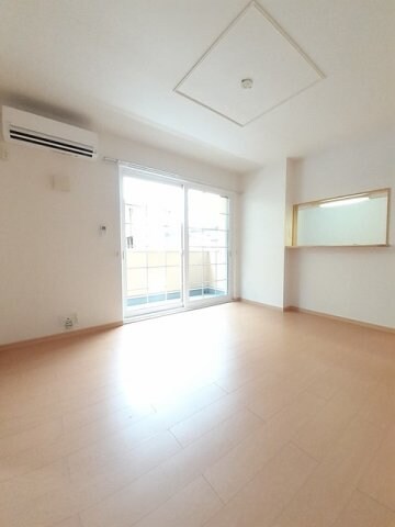 物件内観写真9　(明るい色調の室内です)