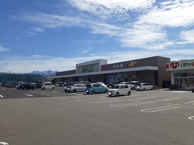 物件外観写真3　(フジ志津川店様まで600m)