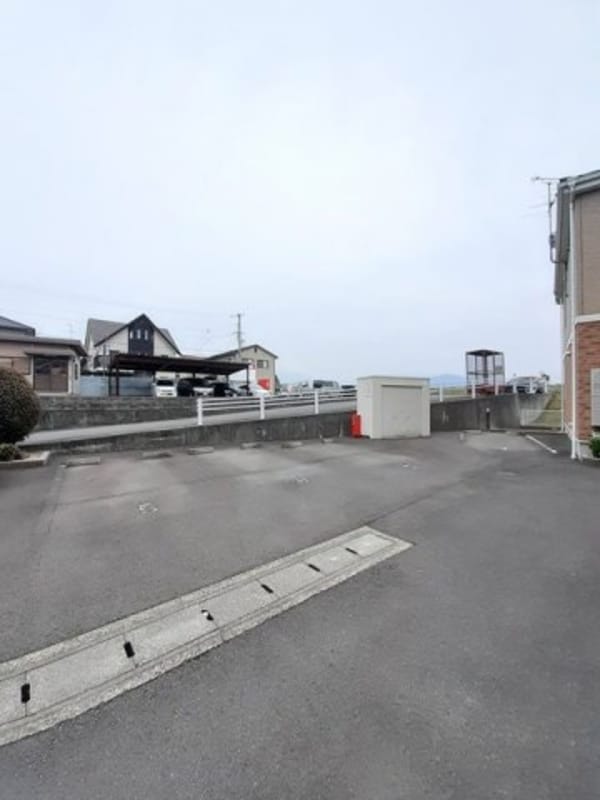 駐車場(駐車場があるので、車を買う予定の方も安心です)
