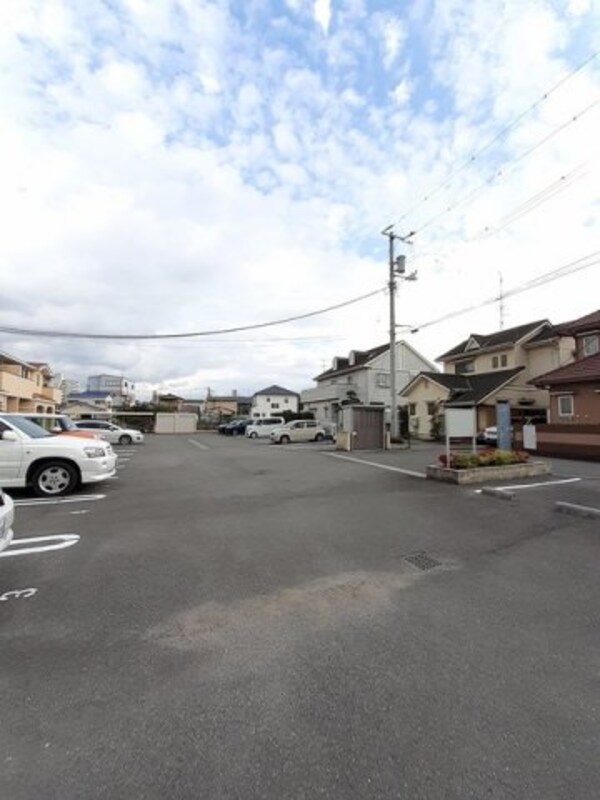 駐車場(駐車場があるので、車を買う予定の方も安心です)