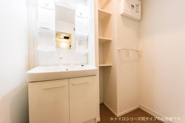 洗面・脱衣所(ゆったりとスペースのある洗面所)
