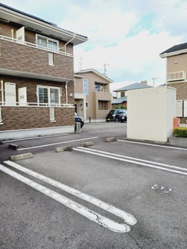 駐車場(車をお持ちの方に嬉しい駐車場付きの物件です)