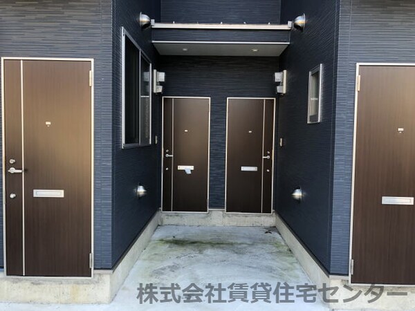 エントランス(施工例※実際の建物とは、外壁、窓の開口部の位置等のデザインが)