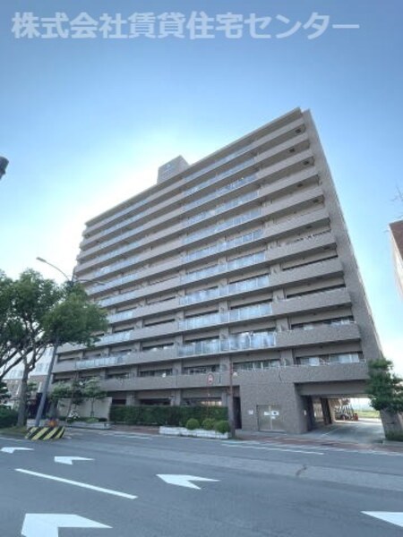 サーパス市民図書館前外観写真