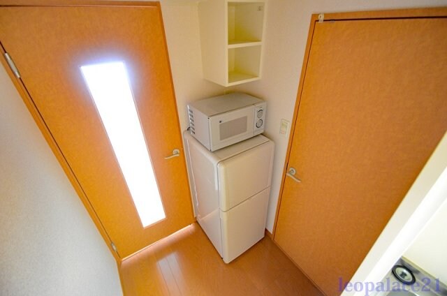物件内観写真14　(一人暮らし用の冷蔵庫・電子レンジ付)