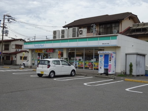 周辺環境(ファミリーマート 和歌山松江北店様 302m)