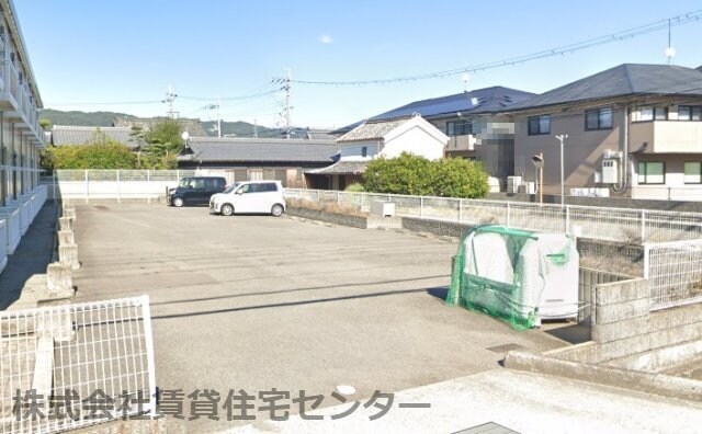 物件外観写真2　(敷地内に駐車場あり)