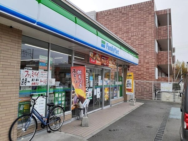 周辺環境(ファミリーマート和歌山六十谷駅前店様 204m)