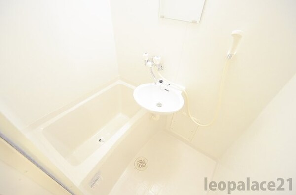 浴室(白を基調とした清潔な洗面台)