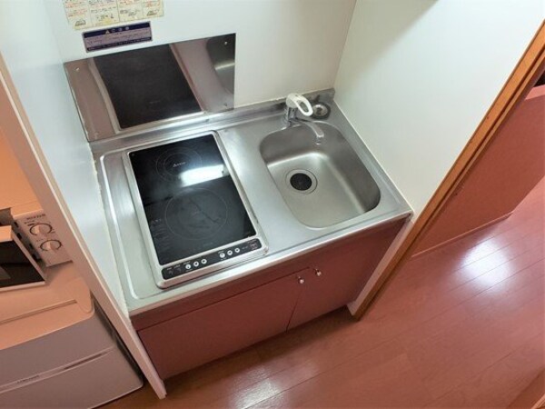キッチン(電気コンロなので火災リスクが少なく安心)
