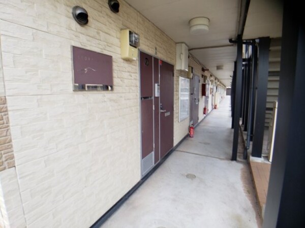 エントランス(シックで落ち着いた外観)