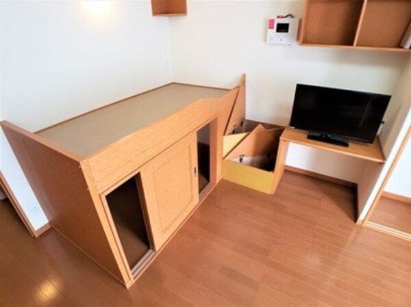 洋室(備付ベット完備　大型収納付き)