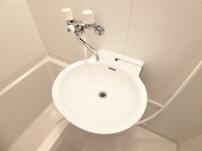 物件内観写真15　(白を基調とした清潔な洗面台)