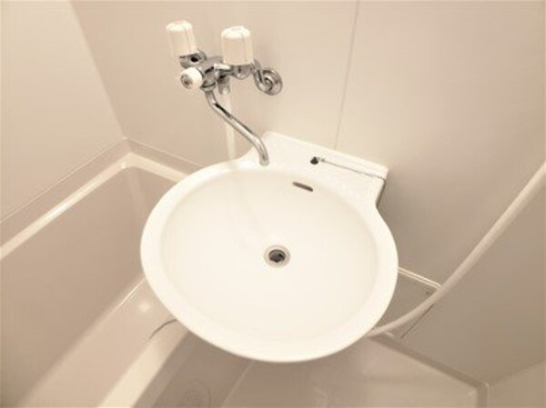 洗面・脱衣所(白を基調とした清潔な洗面台)