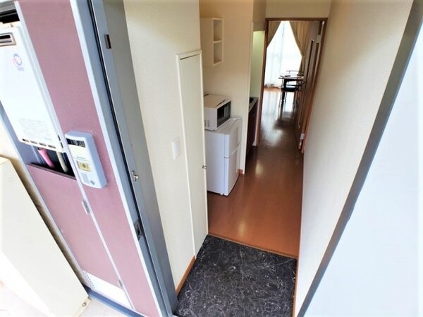 玄関(玄関横にシューズボックスついてます)