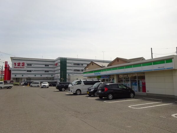 周辺環境(ファミリーマート 和歌山宇須店様 572m)