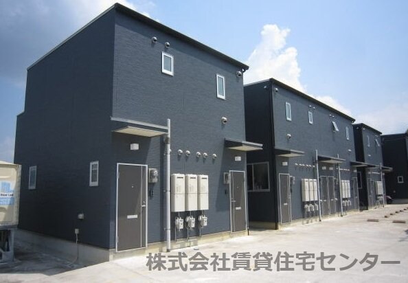 物件外観写真4　(施工例※実際の建物とは、外壁、窓の開口部の位置等のデザインが)