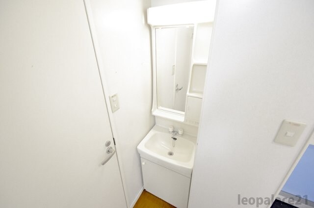 物件内観写真16　(白を基調とした清潔な洗面台)