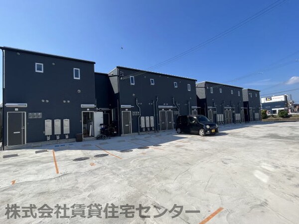 外観(施工例※実際の建物とは、外壁、窓の開口部の位置等のデザインが)