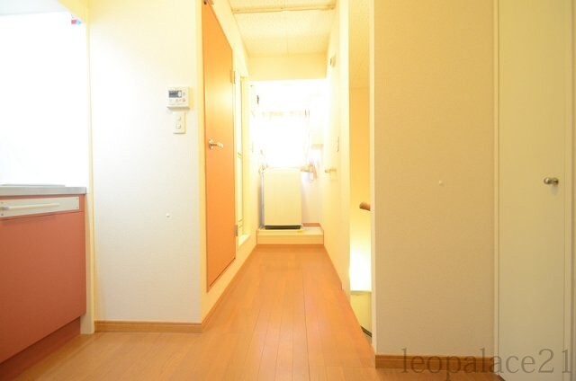 物件内観写真25　(自然光が入り明るい)