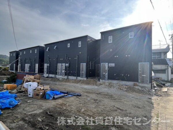 駐車場(施工例※実際の建物とは、外壁、窓の開口部の位置等のデザインが)