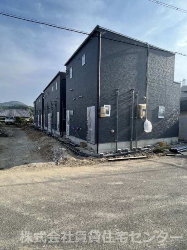 エントランス(施工例※実際の建物とは、外壁、窓の開口部の位置等のデザインが)