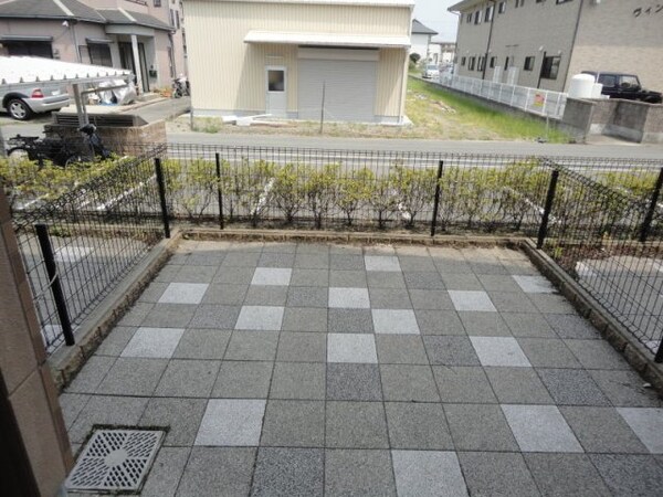 バルコニー(同仕様：庭)