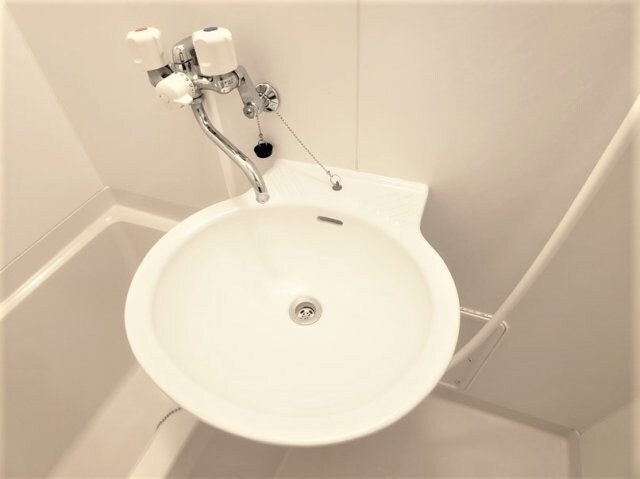 物件内観写真9　(白を基調とした清潔な洗面台)