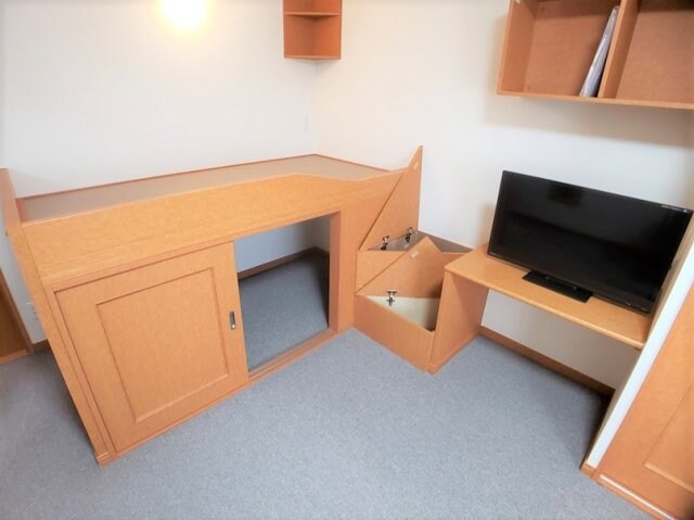 物件内観写真14　(備付ベット完備　大型収納付き)