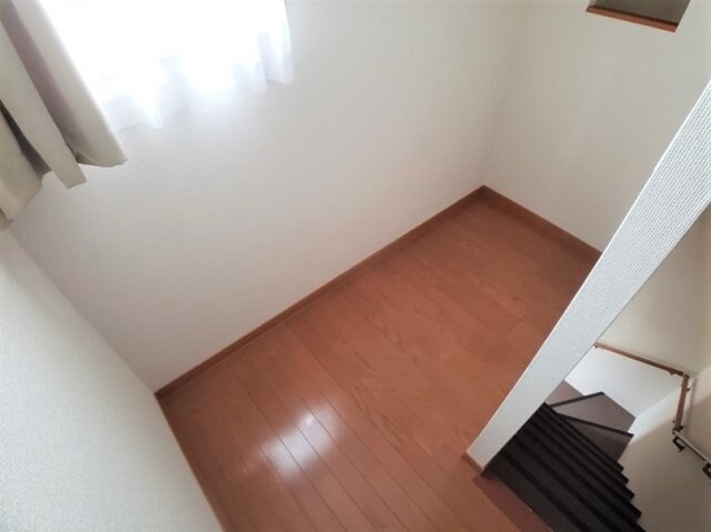 物件内観写真18　(階段上倉庫)