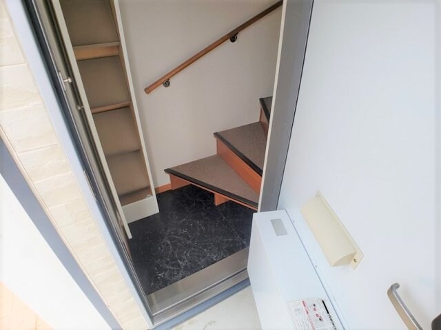 物件内観写真21　(玄関横にシューズボックスついてます)