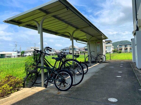 建物設備(屋根付き駐輪場)