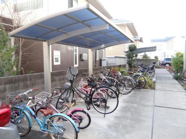 物件外観写真4　(屋根付き駐輪場です。)