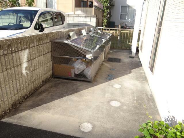 物件外観写真6　(敷地内にゴミ出し場有り。)