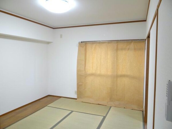 居室(和室６帖のお部屋です。畳が日焼けしないように紙カーテンを設置)