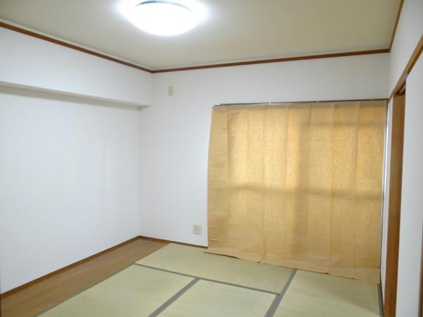 居室(和室６帖のお部屋です。畳が日焼けしないように紙カーテンを設置)