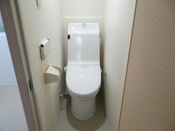 トイレ(洗浄付き暖房便座です。)