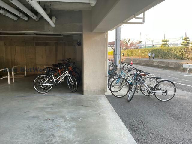 物件外観写真3　(駐輪場)