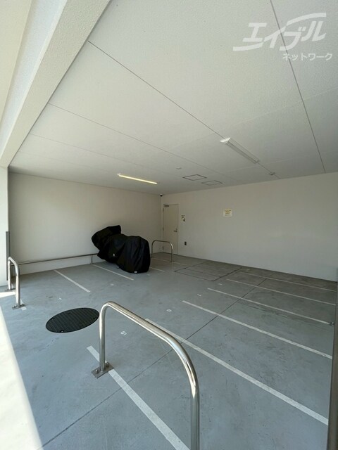 物件外観写真7　(バイク置き場)