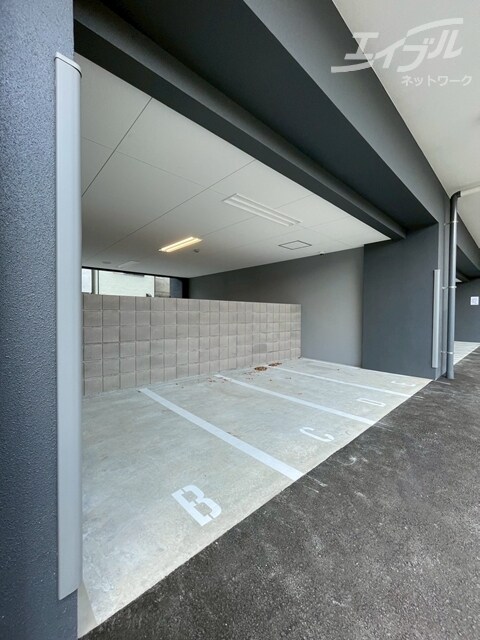 物件外観写真6　(バイク置き場)