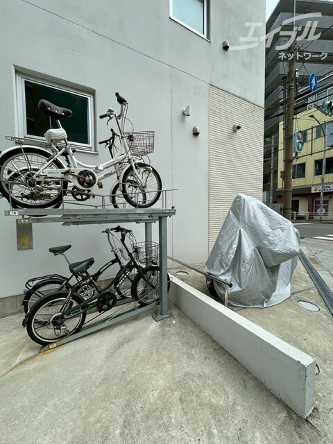 物件外観写真5　(駐輪場＆バイク置き場完備!)