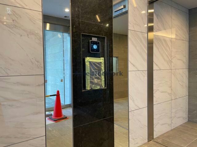 物件外観写真3　(オートロック＋顔認証システム)