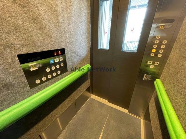 物件外観写真8　(エレベータ２基)