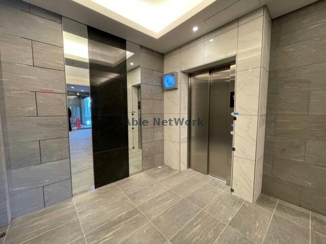 物件外観写真9　(エレベータ２基)