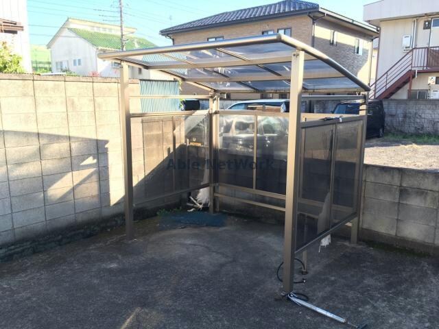 物件外観写真2　(屋根付きの駐輪場付きです。)