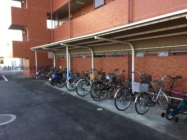 駐輪場(屋根付き駐輪場で自転車も安心です。)