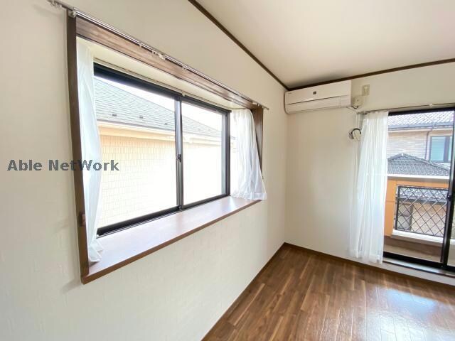 物件内観写真16　(角部屋なので出窓付き)