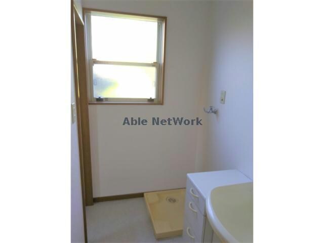 物件内観写真10　(窓があり明るいです)