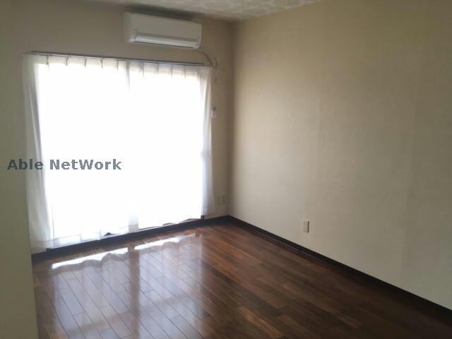 居室(きれいなフローリングです。)